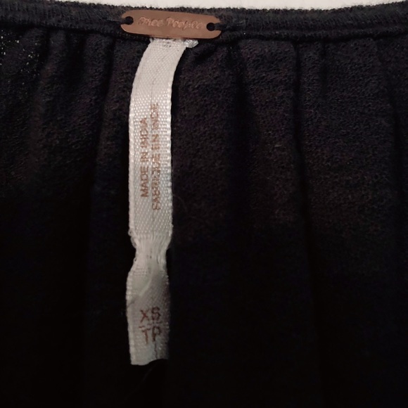 Free People • Navy blue, low-cut pullover top - Picture 7 of 7